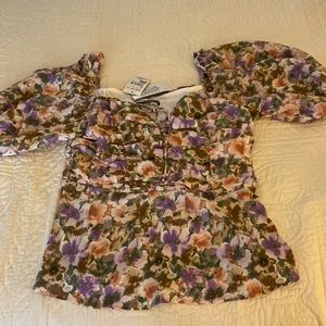NWT pretty floral tie front blouse brand is QUIZ